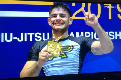 El guayaquileño Jhonny Tama con la medalla de campeón mundial, en Estados Unidos.