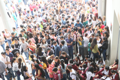 Mientras llega su turno, el tiempo es aprovechado por la mayoría para continuar los repasos.