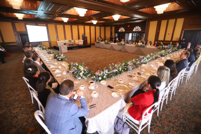 Dirigentes empresariales y gerentes de varios negocios debatieron esta mañana sobre el tema.