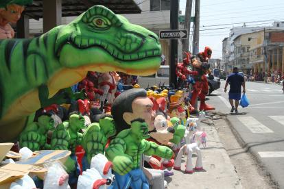 Cientos de monigotes se exhiben en la calle 6 de marzo.