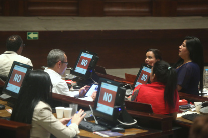 Votación de la bancada correísta en el Pleno de la Asamblea Nacional.
