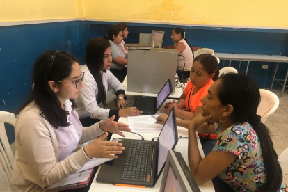 En los distritos educativos se brinda atención a los padres de familia para que realicen la inscripción.