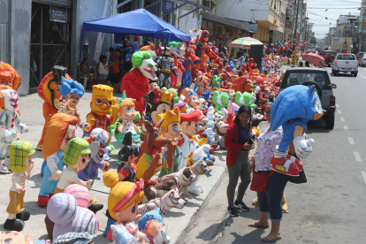 Comercio. La tradicional calle 6 de Marzo está repleta de monigotes de todos los tamaños, colores y precios. Las ventas recién inician.