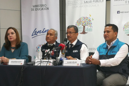 Hecho. Franklin Bajaña, en el centro, durante la rueda de prensa llevada a cabo en Guayaquil.