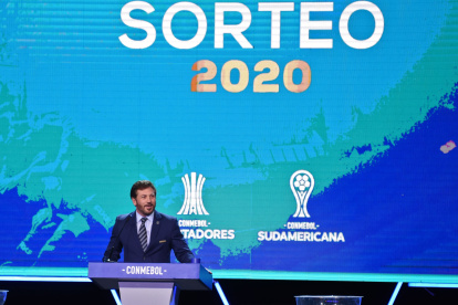 El presidente de la Conmebol, Alejandro Dominguez, habla durante el sorteo de la Copa Libertadores.