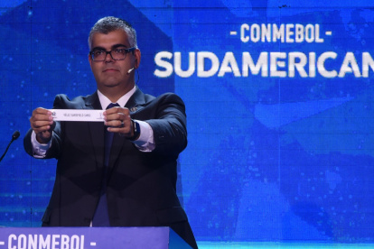 Frederico Nantes presenta los nombres de los equipos para la Copa Sudamericana.
