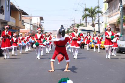 Estudiantes de diferentes instituciones desfilaron en el barrio Garay.