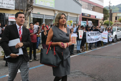 El abogado de Paola Pabón, Freddy Ron, y su hermana, Priscila Pabón, dialogaron con la Secretaría de Derechos Humanos.