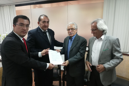 Santiago Vallejo, secretario geeneral del CNE, entregó el formato de los formularios a los jubilados.
 Quito 18 de Diciembre del 2019 Agencia ( ag - expreso ag extra ) ENTREGA DE FORMULARIOS JUBILADOS