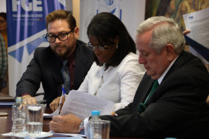La Fiscal General y el rector de la Universidad de Guayaquil firmaron el convenio.