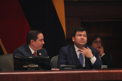 Aprobación. El proponente de la ley, Daniel Mendoza, junto al presidente de la Asamblea, César Litardo.