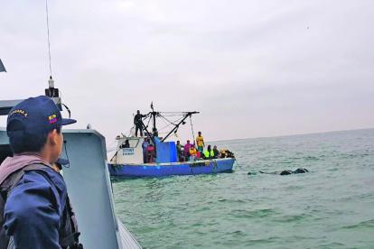Rescate. La alerta se dio la madrugada de ayer y personal de rescate acudió al sitio del naufragio.