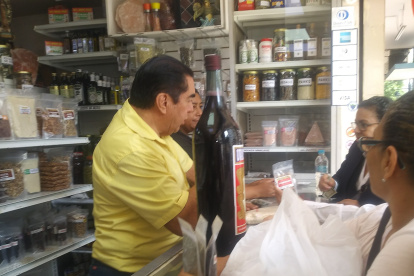 Guayaquil. Decenas de personas compraban ayer frutos secos para las cenas, en El Paraíso de las Especias.