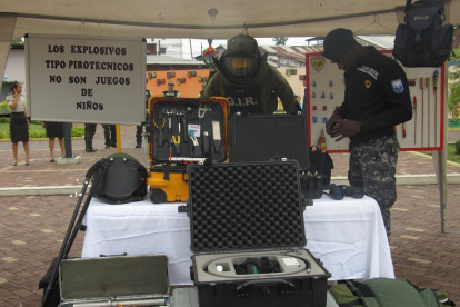 En el stand de la Policía Nacional hubo demostraciones sobre la pirotecnia y sus riesgos.
