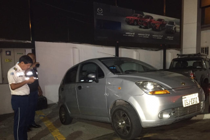 El auto en el que se movilizaba el agresor fue encontrado en los patios de una concesionaria.