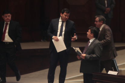 Sesión. Fernando Burbano, presidente de la comisión investigadora, dialoga con el presidente César Litardo.