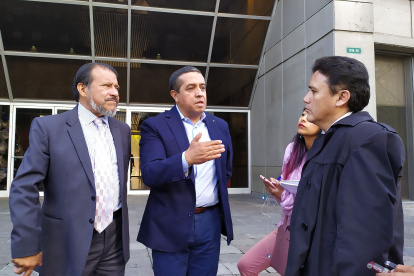 Fidel Araujo llegó a la Fiscalía General junto a su abogado, Édgar Pabón.