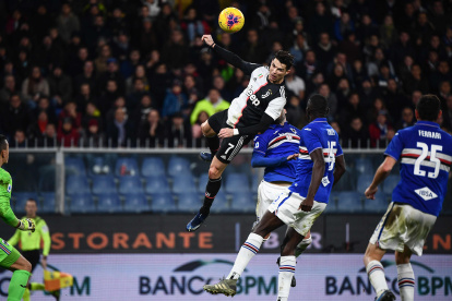 Cristiano Ronaldo y su espectacular salto para anotar el segundo gol de la Juventus ante la Sampdoria, por la Serie A italiana.
