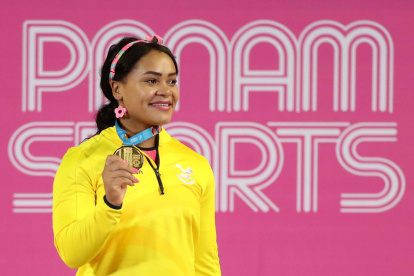Neisi Dajomes posa con la medalla de oro en la competencia de levantamiento de pesas 76kg femenino en los Juegos Panamericanos 2019 en Lima (Perú).