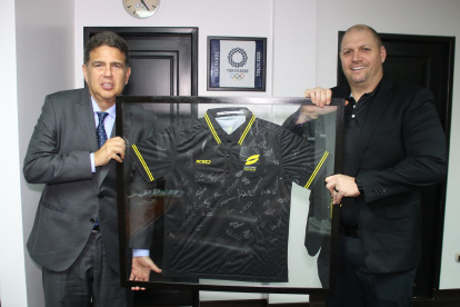 Augusto Morán, presidente del Comité Olímpico Ecuatoriano, junto al gerente del evento, Michael Brown.