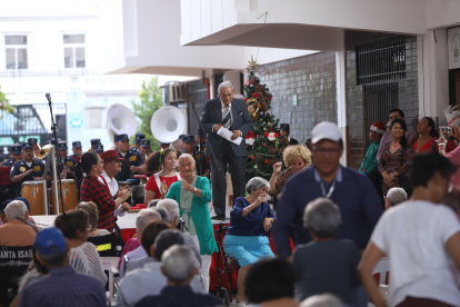 Hecho. Durante la velada, que inició pasadas las 17:00, Alberto Avilés (sobre el escenario) invitó a todos a bailar.