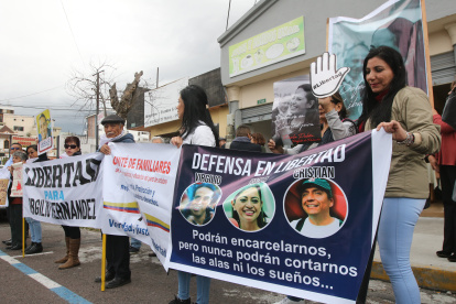 Plantón. Simpatizantes de la prefecta acudieron el jueves a la Secretaría de Derechos Humanos para apoyarla.