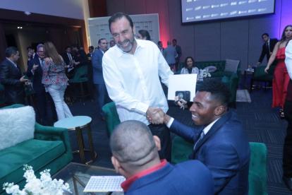 Encuentro. El golero Pedro Ortiz dialoga con Nassib Neme, presidente de Emelec, en la ceremonia de la LigaPro.