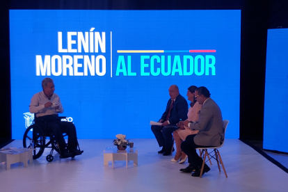 El presidente Lenín Moreno junto a los periodistas de la Asociación Ecuatoriana de Radiodifusión.