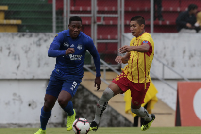 Luis Romero (d) jugó con Aucas 30 partidos de la LigaPro esta temporada.