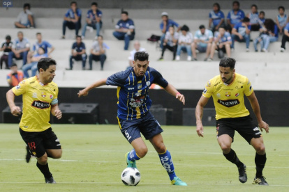 Bruno Piñatares (c) cambiaría de orilla en la próxima temporada y se vestiría de amarillo.