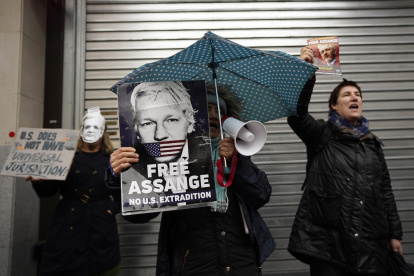 Los partidarios de Assange protestaron frente a la Corte de Magistrados de Westminster, en el centro de Londres, este viernes 20 de diciembre.