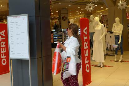 Una cliente aprovecha los descuentos que ofrece De Prati.