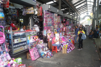 En la calle Calderón y Malecón ayer por la mañana se vio pocas personas comprando.