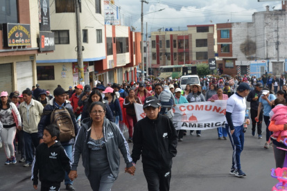 Durante el recorrido rezan plegarias y piden por la salud de sus seres queridos, además de realizar penitencias para agradecer a la patrona por los milagros recibidos.