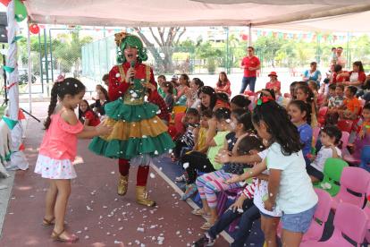 Los niños de Puerto Azul se divierten con las actividades.