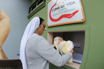 La hermana prueba la cuna con sistema electrónico para niños abandonados.