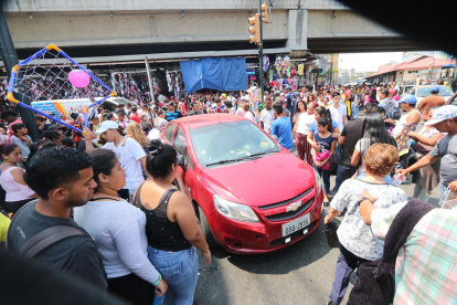 La multitud que acudió a la bahía, en Guayaquil, interrumpió el tránsito vehicular.