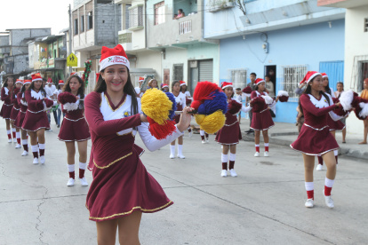 Bastoneras de cinco unidades educativas participaron del desfile.