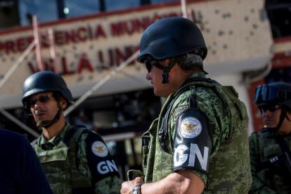 VILLA UNIÓN. Miembros de la Guardia Nacional de México patrullan la zona donde hubo un tiroteo el 2 de diciembre de 2019.