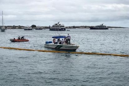 Personal del Parque Nacional Galápagos, entidad que vigila la reserva natural, y de la Armada del Ecuador colocaron barreras de contención de derrames.