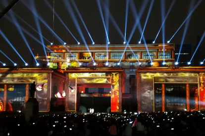 SHOW. Acrobacia y luces led durante la presentación de ‘El sueño de Isidro’, un montaje artístico que tuvo lugar hace unos días en la Plaza Bolívar.