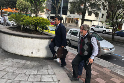 Representantes de los empresarios ingresando a la reunión de hoy .