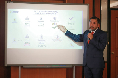 David Ruales, subdirector del IESS, explicó los alcances del estudio actuarial.