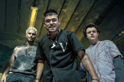 La primera temporada consistió en 13 episodios y se estrenó en la Televisión Pública Argentina el jueves 2 de junio de 2016.