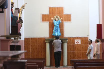 Devotos visitan por Navidad al Divino Niño en la iglesia San Alejo.