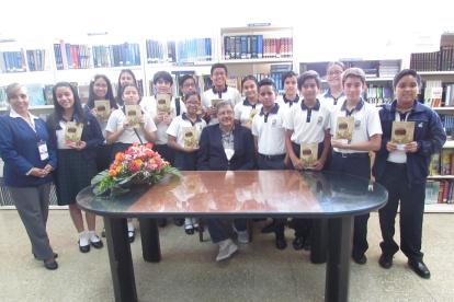 Un grupo de estudiantes de la ciudad anfitriona posa junto al escritor Abdón Ubidia.