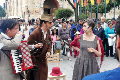 Artistas. Rodeados de público, los actores forman el teatro al aire libre. Con las escenas teatrales se busca dar vida a los mitos e historias de los barrios.