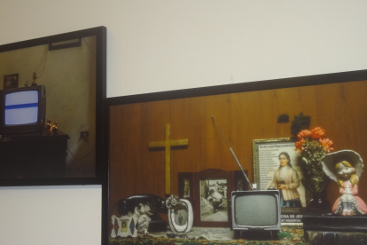 Contiene fotografías, objetos y pinturas.