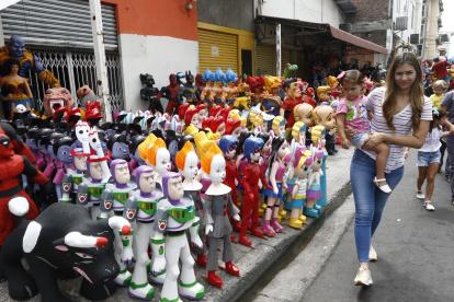 La mañana de este 26 de diciembre aumentó la afluencia de familias en la calle 6 de marzo.