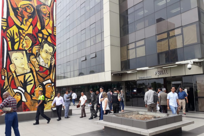El edificio fue evacuado inmediatamente, pero tras el rastreo se determinó que era falsa alarma.